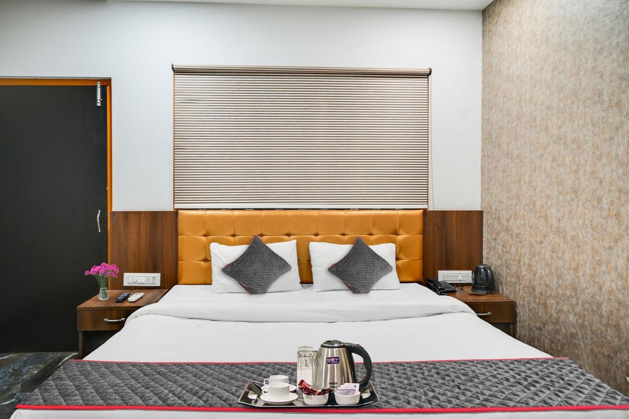 Townhouse Oak Hotel Ar Ganges Premium バラナシ エクステリア 写真